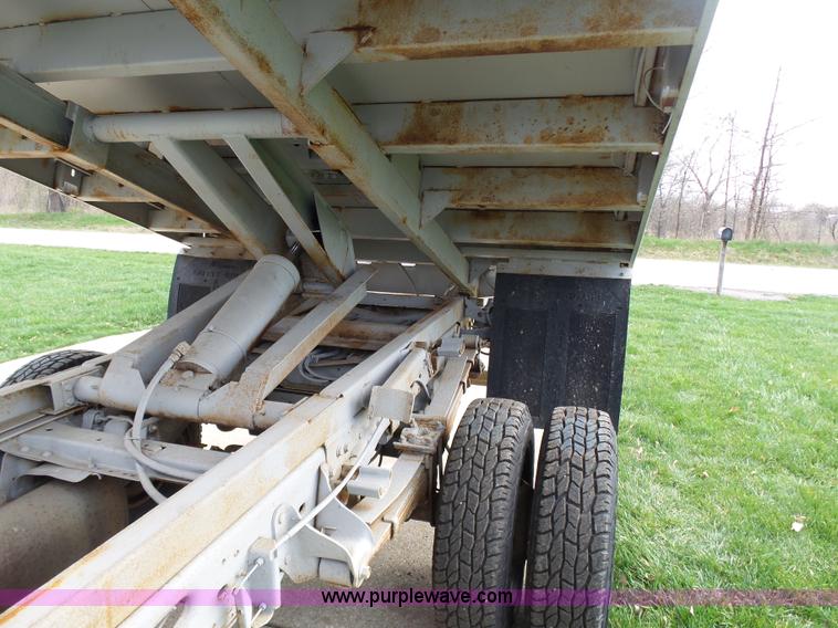 image for item K1332 2004 Ford F350 Super Duty dump flatbed pickup truck