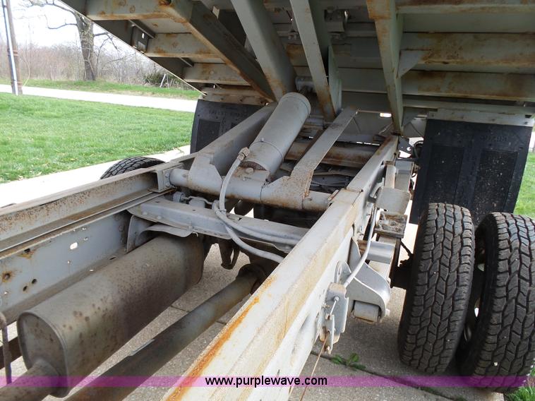 image for item K1332 2004 Ford F350 Super Duty dump flatbed pickup truck