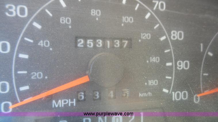 image for item K4506 2000 Ford F250 Super Duty flatbed pickup truck