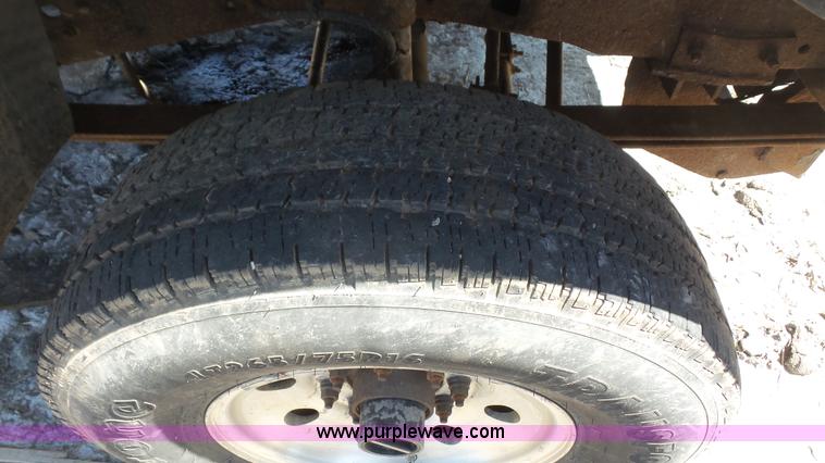 image for item K4506 2000 Ford F250 Super Duty flatbed pickup truck