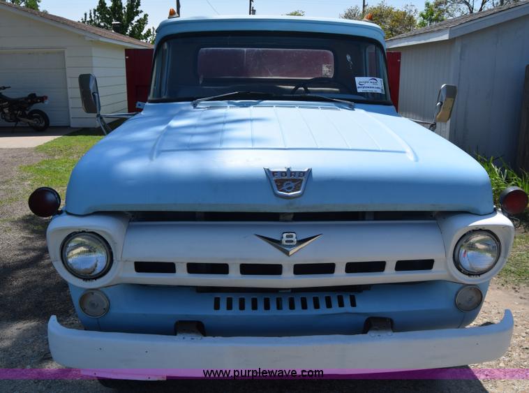 image for item K6739 1957 Ford F600 flatbed truck