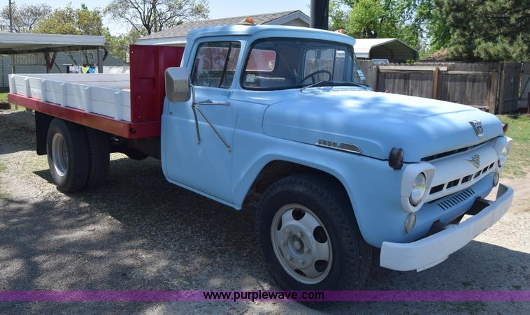 image for item K6739 1957 Ford F600 flatbed truck