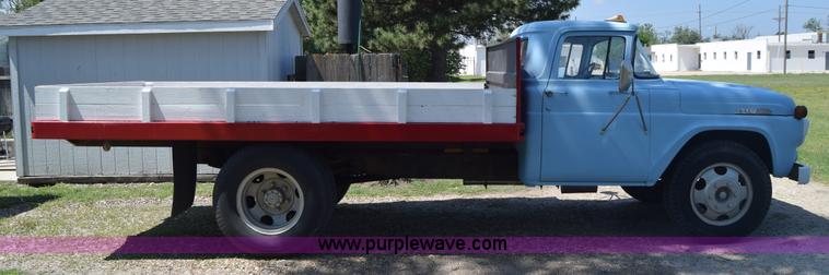 image for item K6739 1957 Ford F600 flatbed truck
