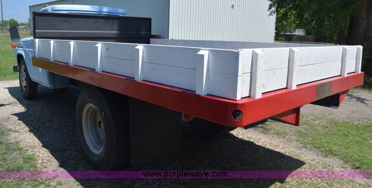 image for item K6739 1957 Ford F600 flatbed truck