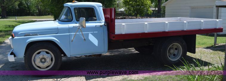 image for item K6739 1957 Ford F600 flatbed truck