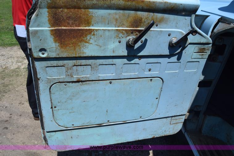 image for item K6739 1957 Ford F600 flatbed truck