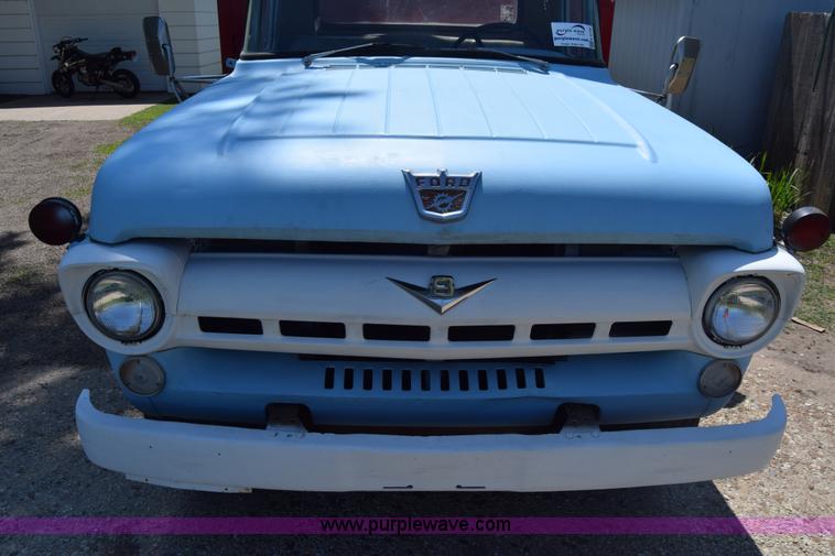 image for item K6739 1957 Ford F600 flatbed truck