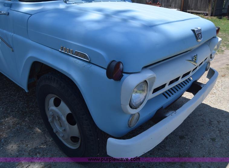 image for item K6739 1957 Ford F600 flatbed truck