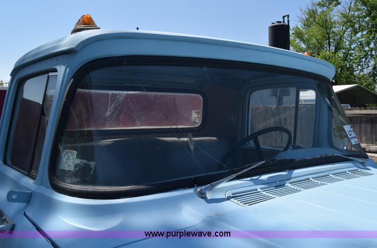 image for item K6739 1957 Ford F600 flatbed truck