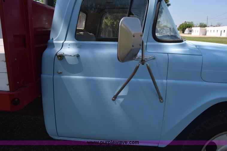 image for item K6739 1957 Ford F600 flatbed truck