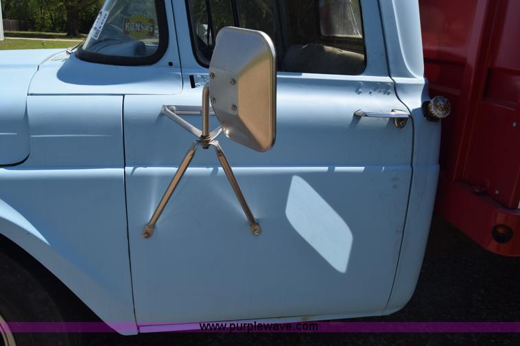 image for item K6739 1957 Ford F600 flatbed truck