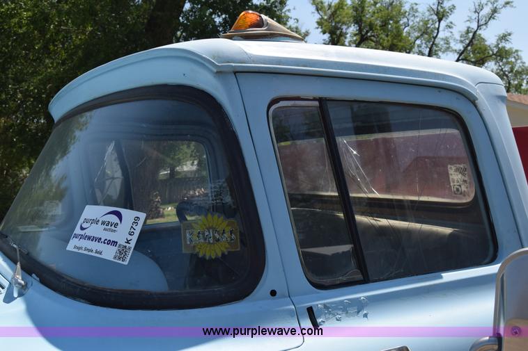 image for item K6739 1957 Ford F600 flatbed truck