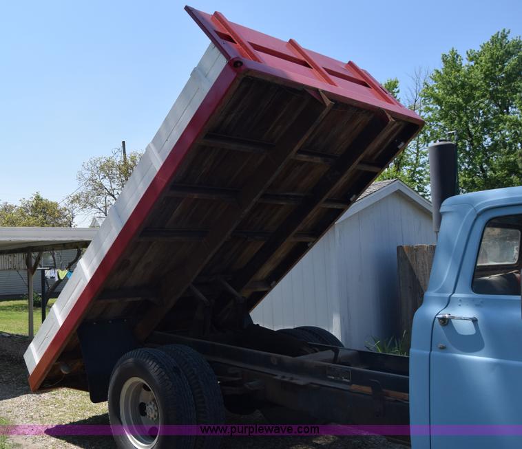 image for item K6739 1957 Ford F600 flatbed truck