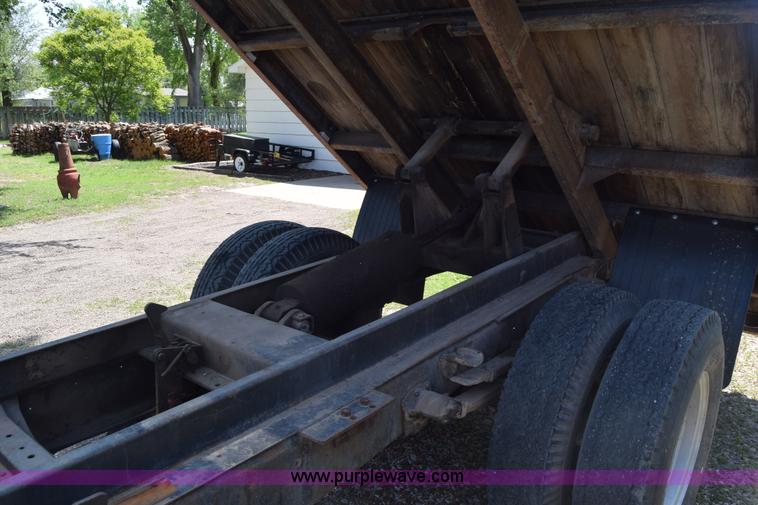 image for item K6739 1957 Ford F600 flatbed truck