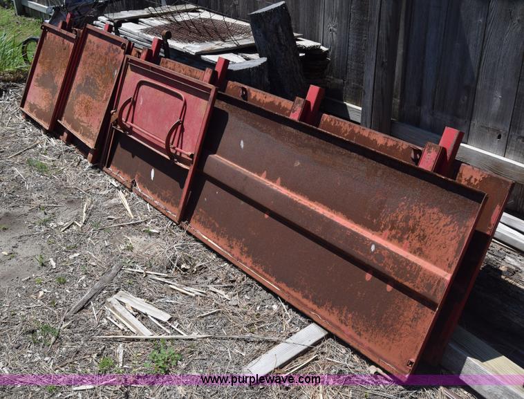 image for item K6739 1957 Ford F600 flatbed truck