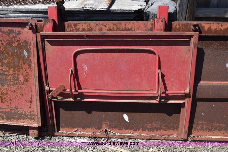 image for item K6739 1957 Ford F600 flatbed truck