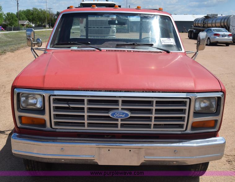 image for item K6746 1985 Ford F350 flatbed pickup truck