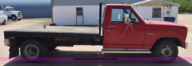 image for item K6746 1985 Ford F350 flatbed pickup truck