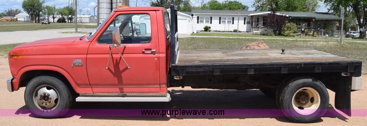 image for item K6746 1985 Ford F350 flatbed pickup truck