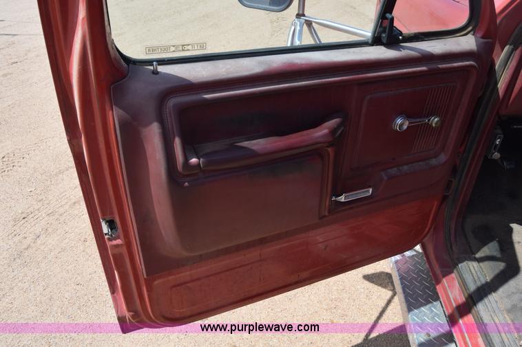 image for item K6746 1985 Ford F350 flatbed pickup truck