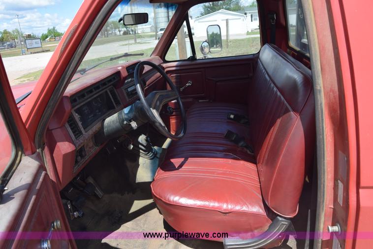 image for item K6746 1985 Ford F350 flatbed pickup truck