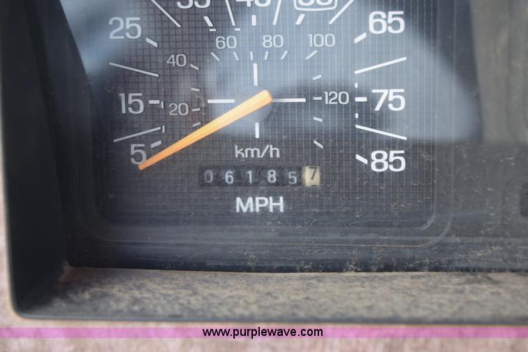 image for item K6746 1985 Ford F350 flatbed pickup truck