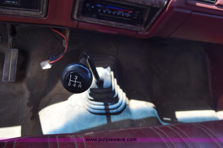 image for item K6746 1985 Ford F350 flatbed pickup truck