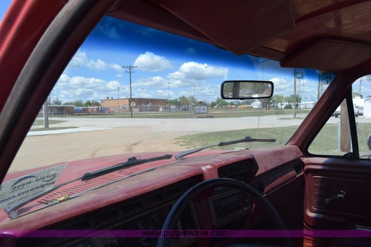 image for item K6746 1985 Ford F350 flatbed pickup truck