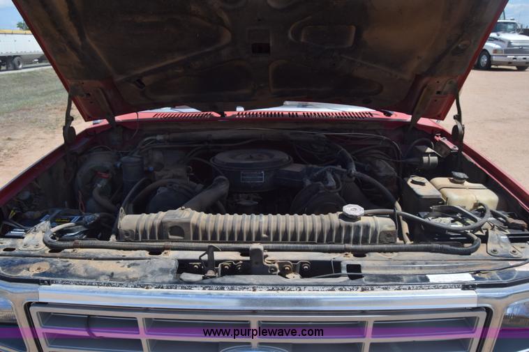 image for item K6746 1985 Ford F350 flatbed pickup truck