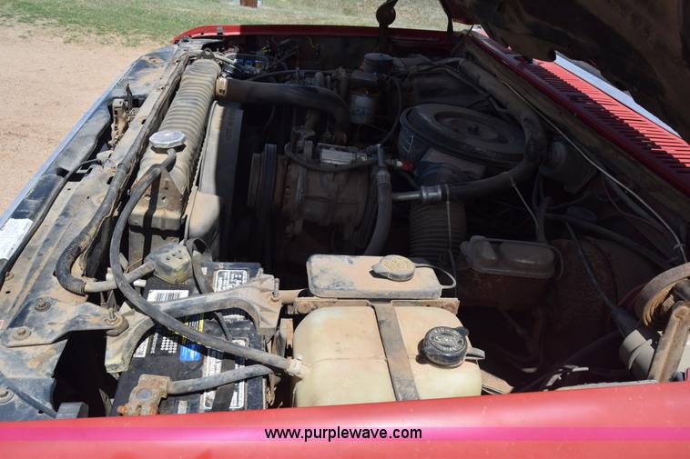 image for item K6746 1985 Ford F350 flatbed pickup truck