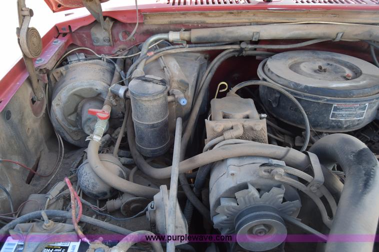 image for item K6746 1985 Ford F350 flatbed pickup truck