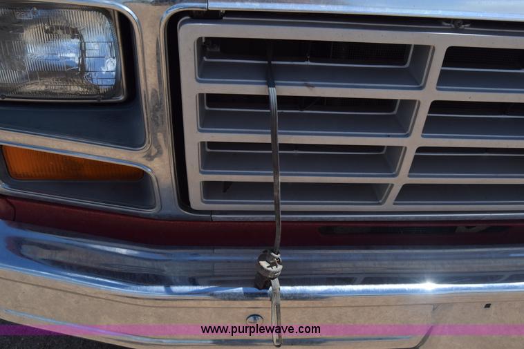 image for item K6746 1985 Ford F350 flatbed pickup truck