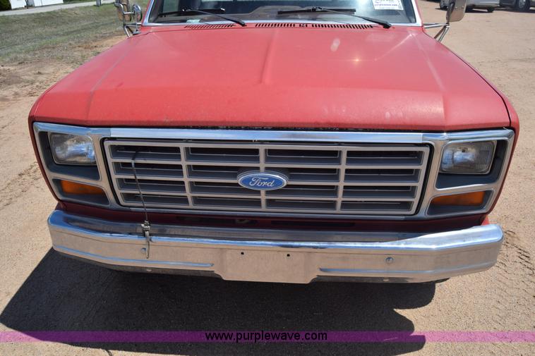 image for item K6746 1985 Ford F350 flatbed pickup truck