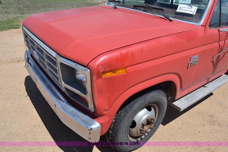image for item K6746 1985 Ford F350 flatbed pickup truck