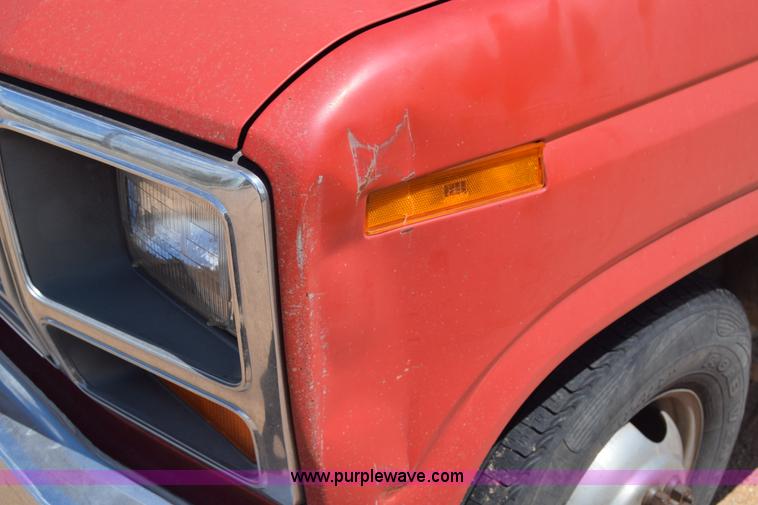 image for item K6746 1985 Ford F350 flatbed pickup truck