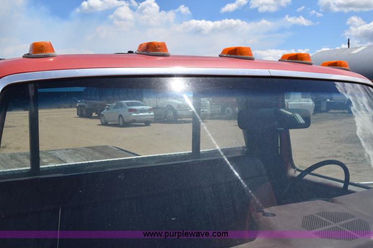 image for item K6746 1985 Ford F350 flatbed pickup truck