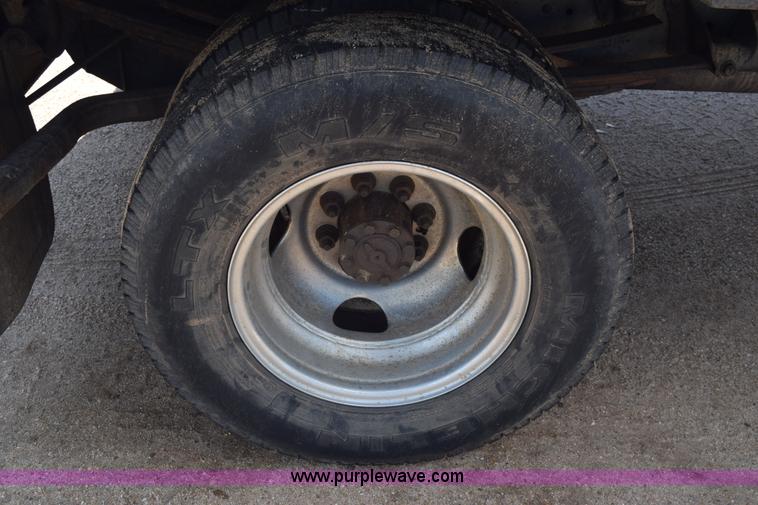 image for item K6746 1985 Ford F350 flatbed pickup truck