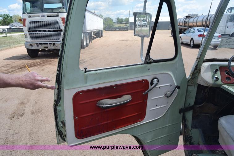 image for item K6747 1963 Ford Econoline E100 van