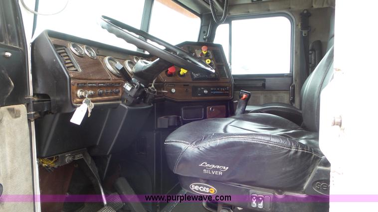 image for item K6766 1993 Freightliner FLD tow truck