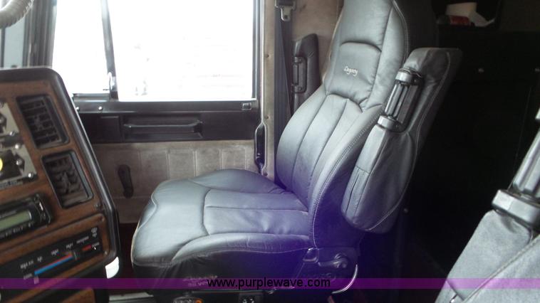 image for item K6766 1993 Freightliner FLD tow truck