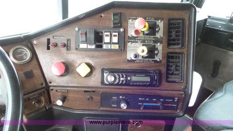 image for item K6766 1993 Freightliner FLD tow truck