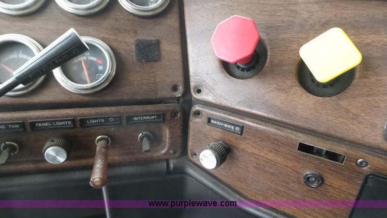 image for item K6766 1993 Freightliner FLD tow truck