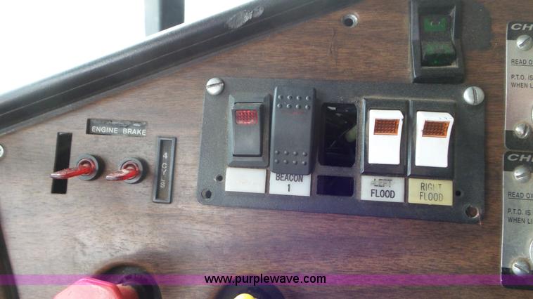 image for item K6766 1993 Freightliner FLD tow truck