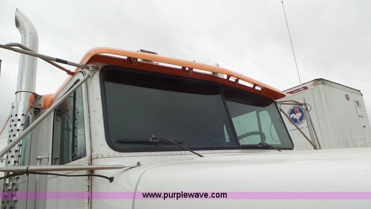 image for item K6766 1993 Freightliner FLD tow truck