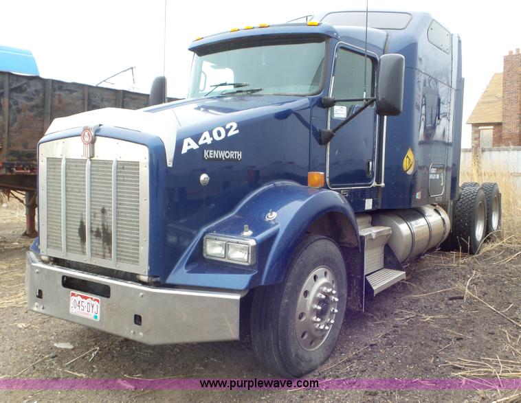 image for item K6768 2005 Kenworth T800 semi truck