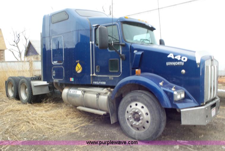 image for item K6768 2005 Kenworth T800 semi truck