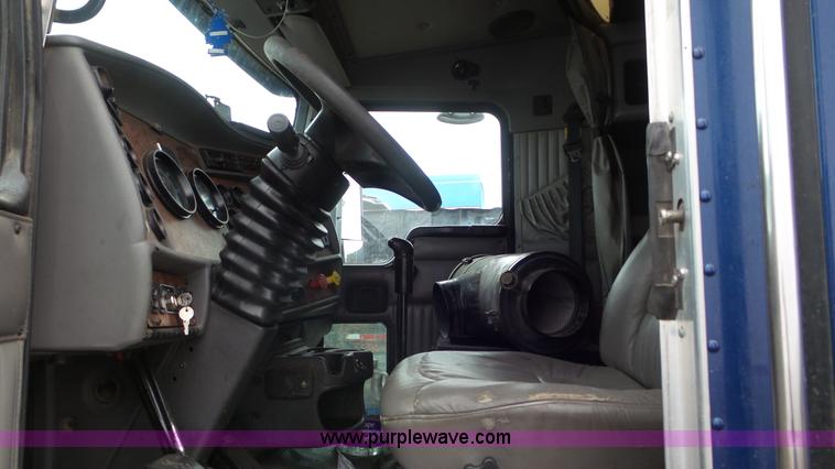 image for item K6768 2005 Kenworth T800 semi truck