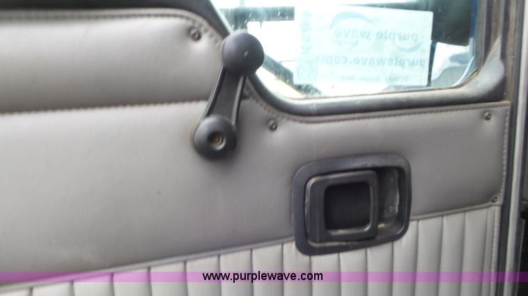 image for item K6768 2005 Kenworth T800 semi truck