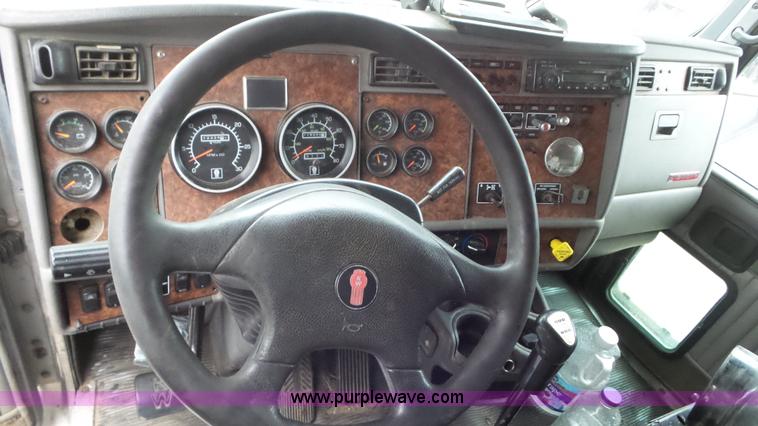 image for item K6768 2005 Kenworth T800 semi truck