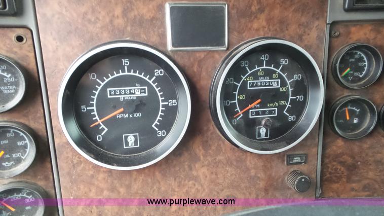 image for item K6768 2005 Kenworth T800 semi truck